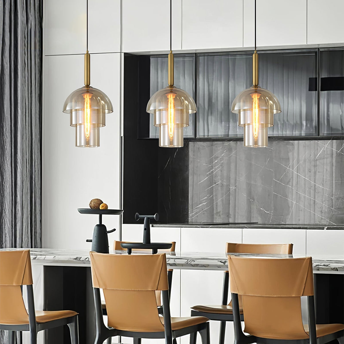 Renley Pendelleuchte aus Glas Cognac Kugel Messing Mid-Century-Stil