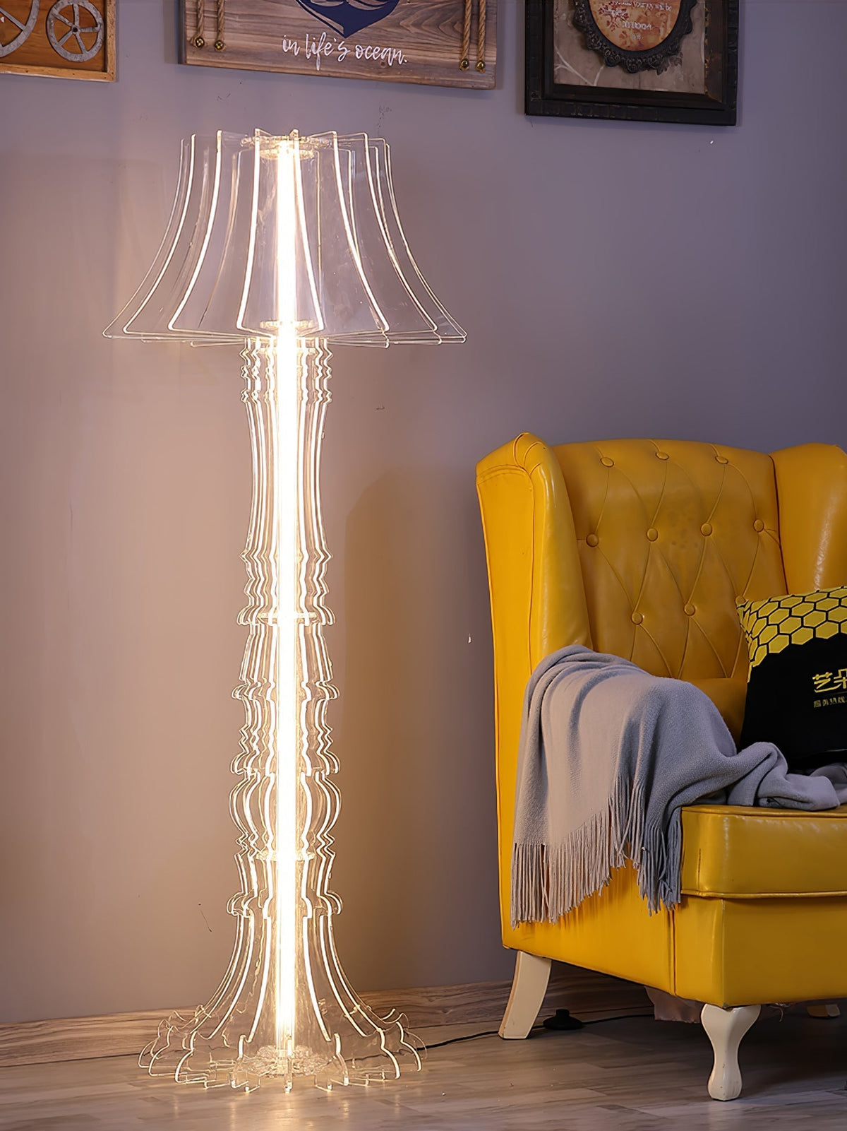 Elmariel skulpturale Acryl-Tischlampe