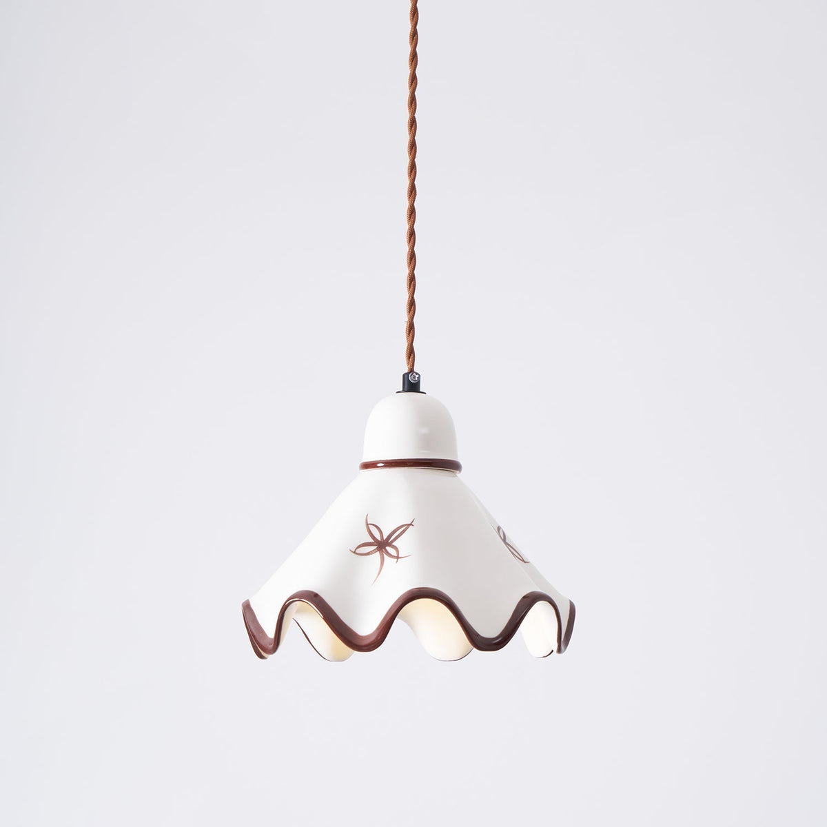 Pendelleuchte aus Keramik mit gewelltem Lampenschirm und rustikalem Braunrand im Retro-Stil