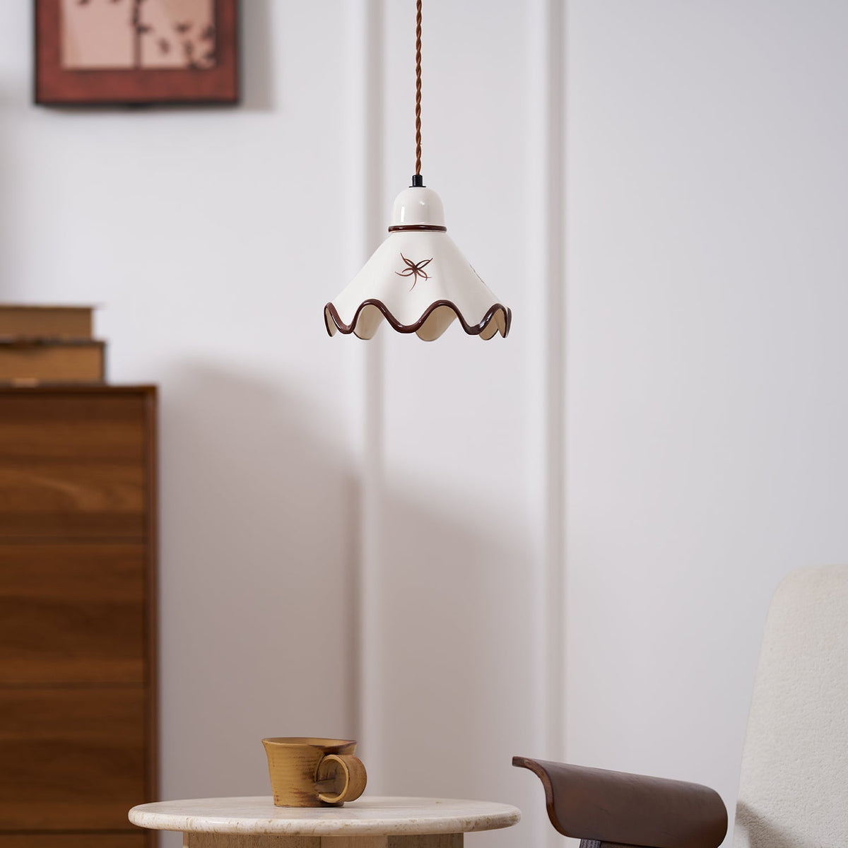 Pendelleuchte aus Keramik mit gewelltem Lampenschirm und rustikalem Braunrand im Retro-Stil