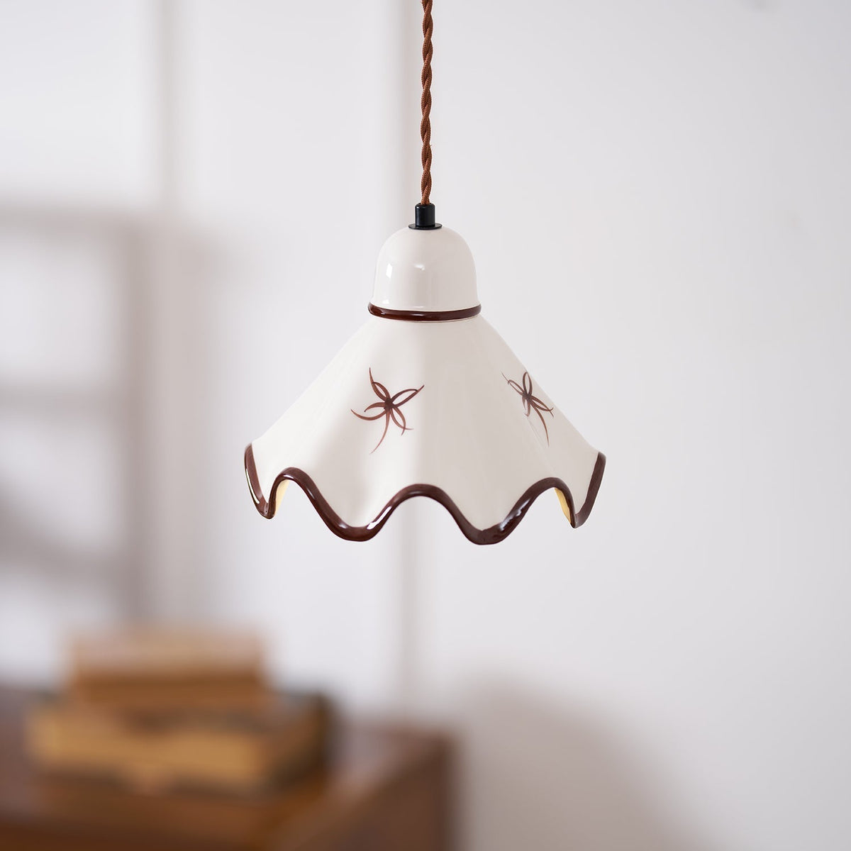 Pendelleuchte aus Keramik mit gewelltem Lampenschirm und rustikalem Braunrand im Retro-Stil
