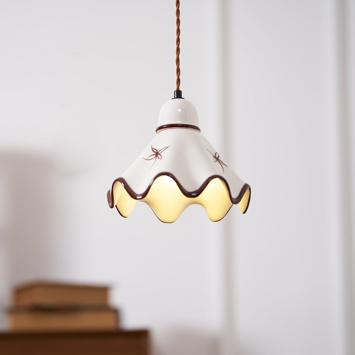 Pendelleuchte aus Keramik mit gewelltem Lampenschirm und rustikalem Braunrand im Retro-Stil
