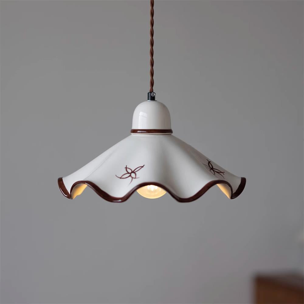Pendelleuchte aus Keramik mit gewelltem Lampenschirm und rustikalem Braunrand im Retro-Stil