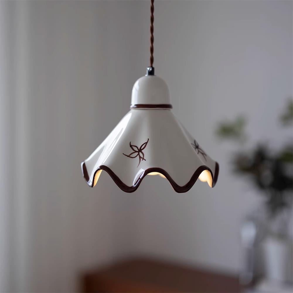 Pendelleuchte aus Keramik mit gewelltem Lampenschirm und rustikalem Braunrand im Retro-Stil