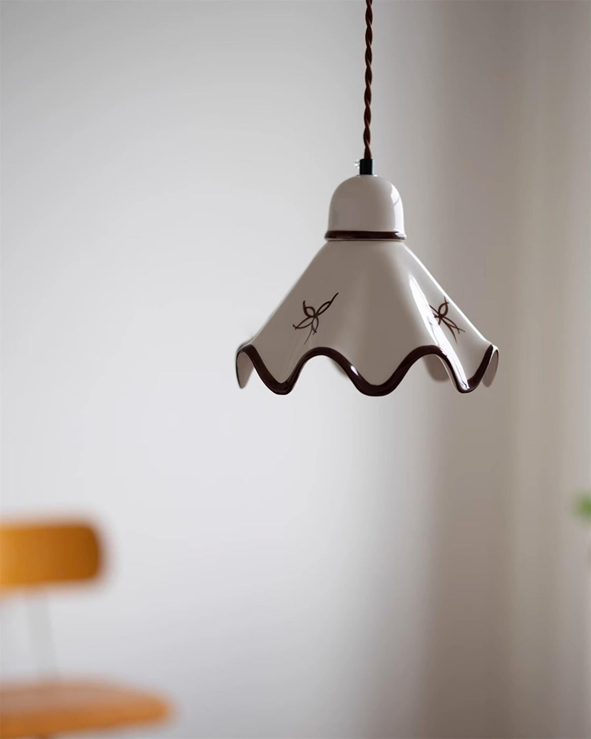 Pendelleuchte aus Keramik mit gewelltem Lampenschirm und rustikalem Braunrand im Retro-Stil