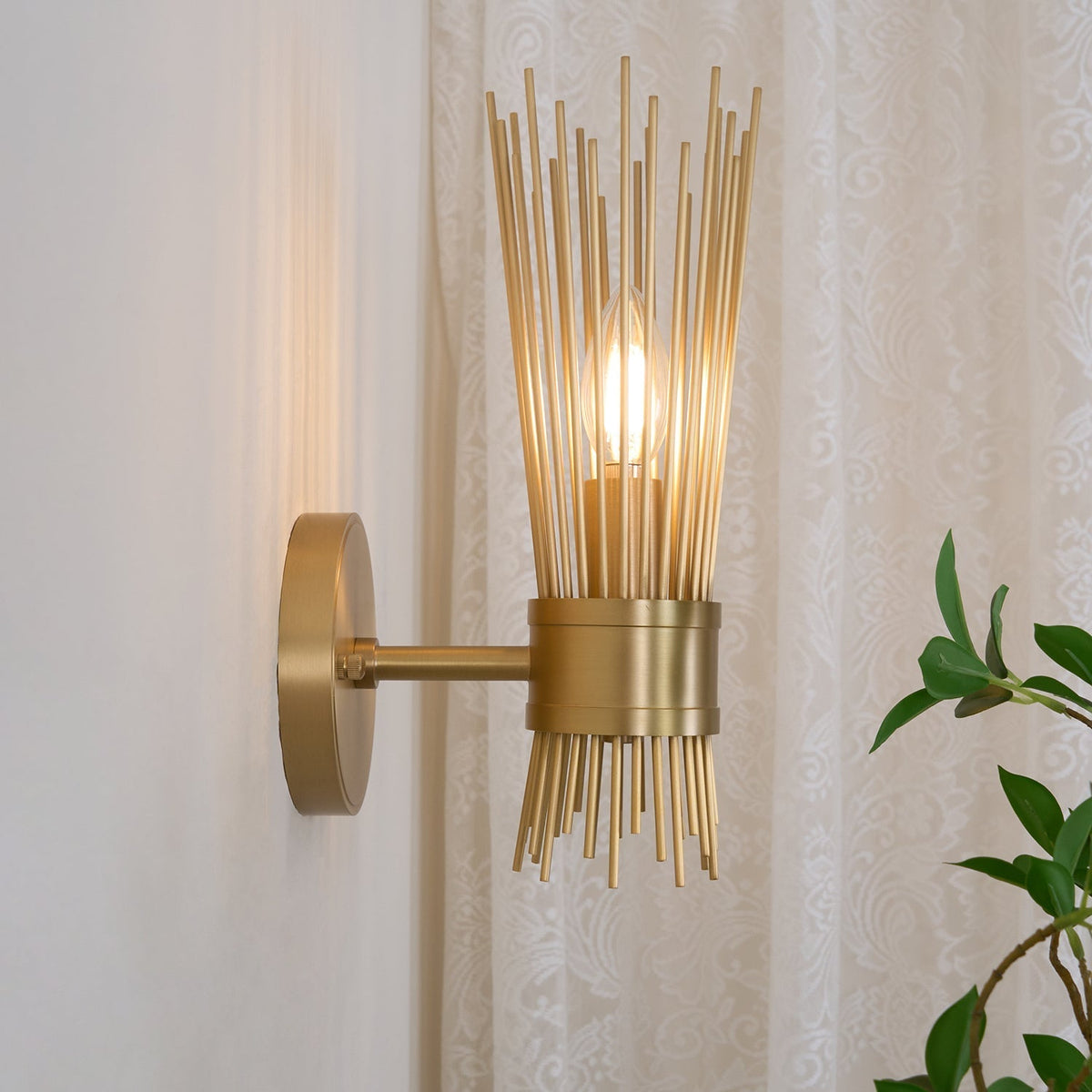 Thresher zeitgenössische luxuriöse Wandleuchte in Kerzenform aus Messing
