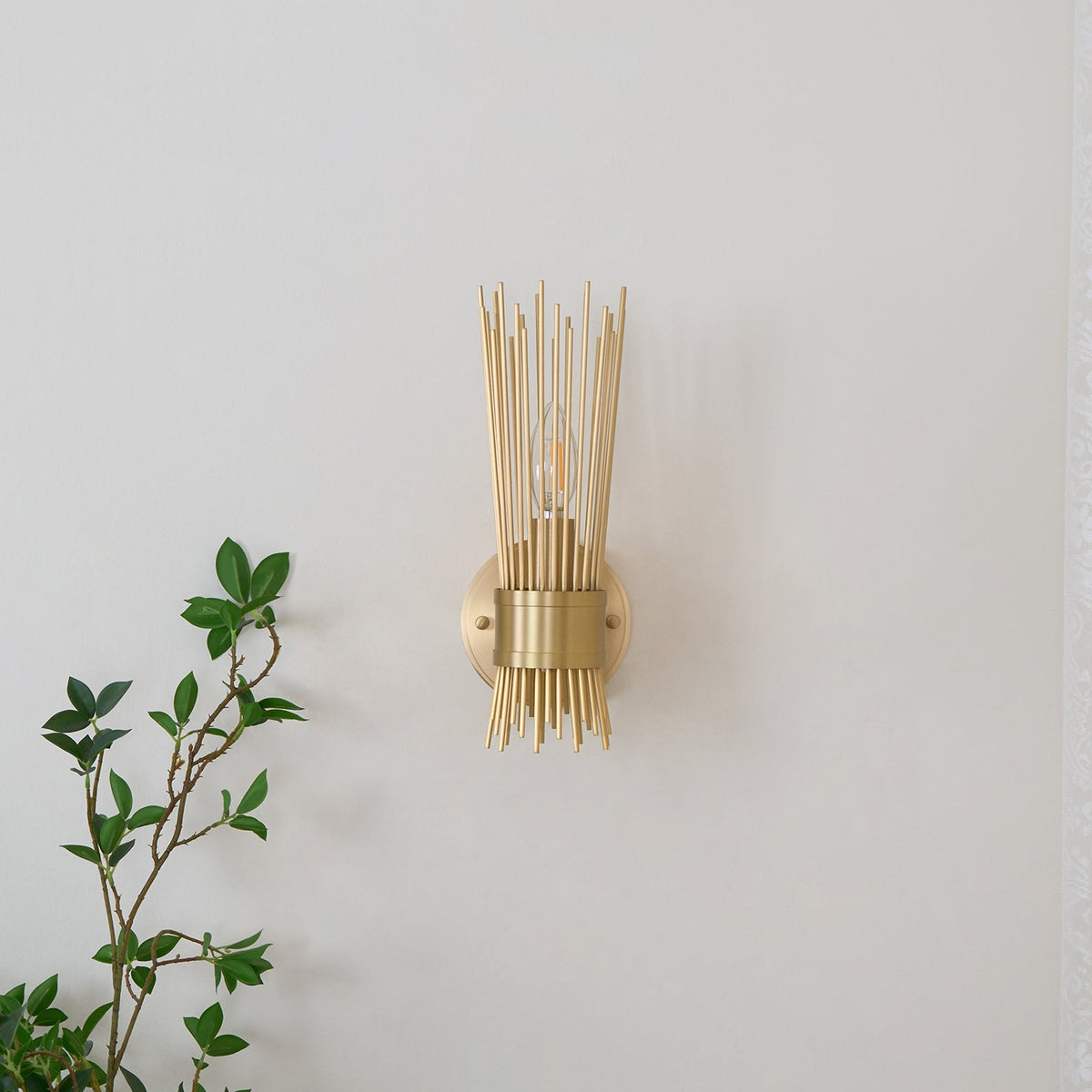 Thresher zeitgenössische luxuriöse Wandleuchte in Kerzenform aus Messing