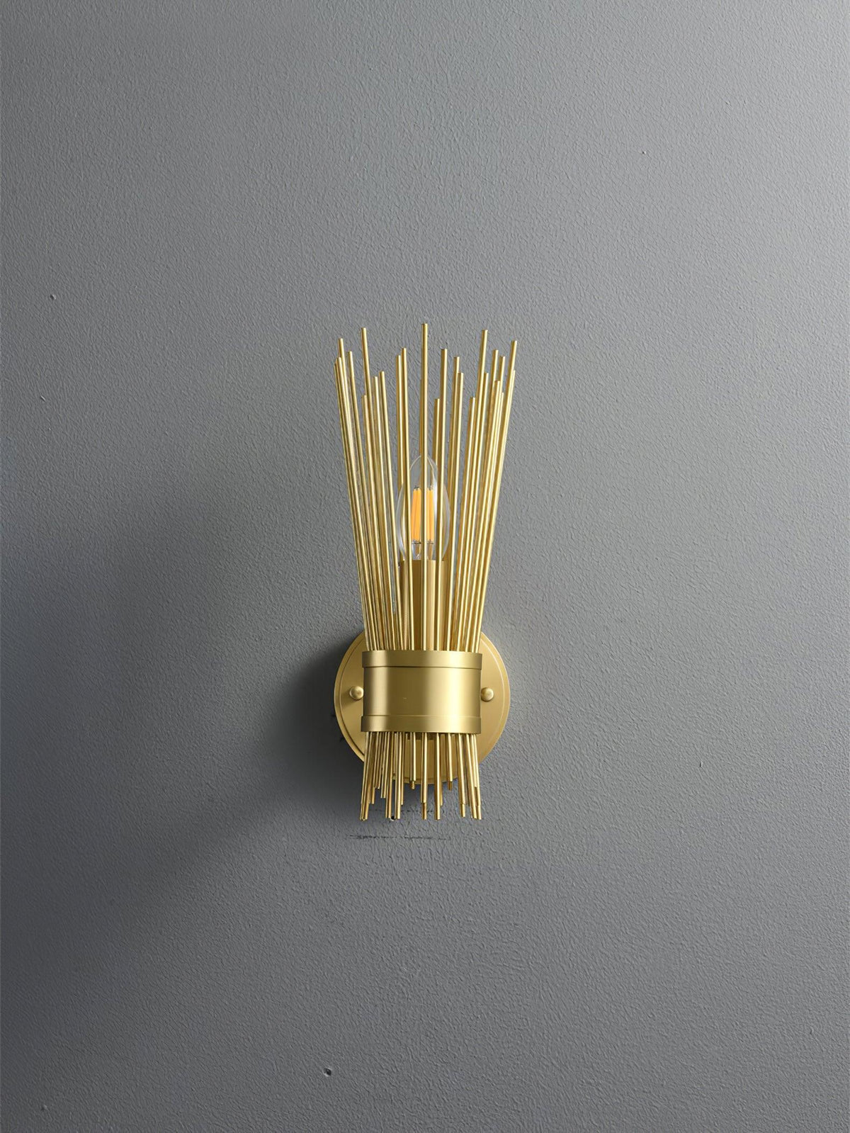 Thresher zeitgenössische luxuriöse Wandleuchte in Kerzenform aus Messing