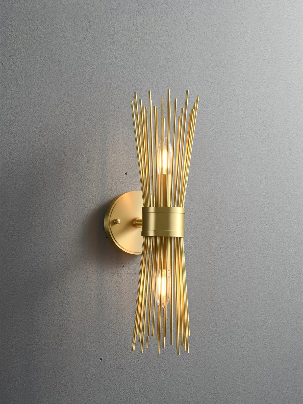 Thresher zeitgenössische luxuriöse Wandleuchte in Kerzenform aus Messing