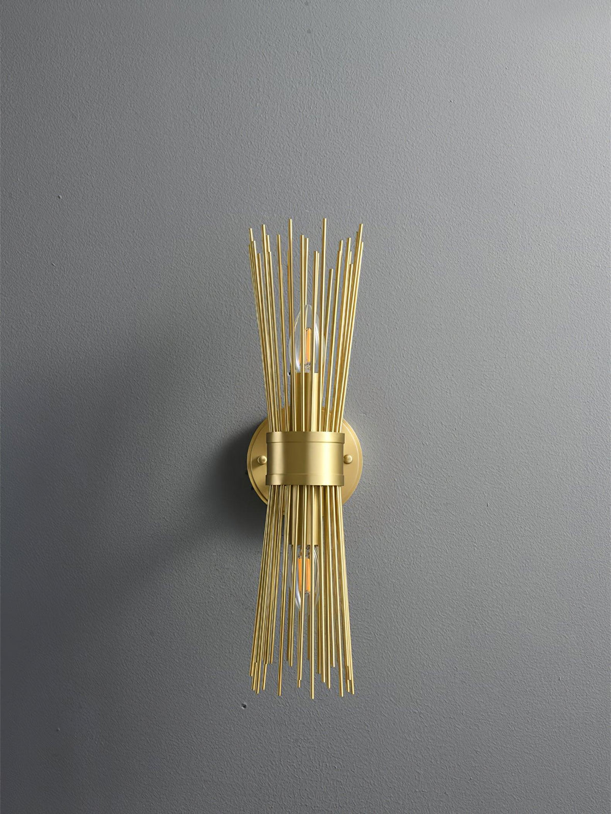 Thresher zeitgenössische luxuriöse Wandleuchte in Kerzenform aus Messing