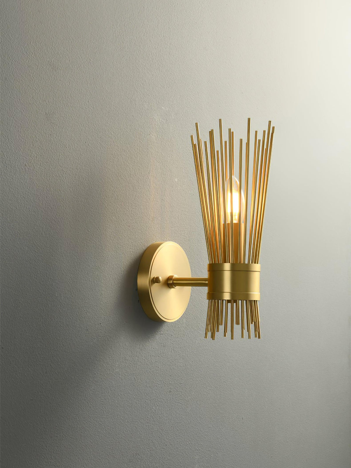 Thresher zeitgenössische luxuriöse Wandleuchte in Kerzenform aus Messing