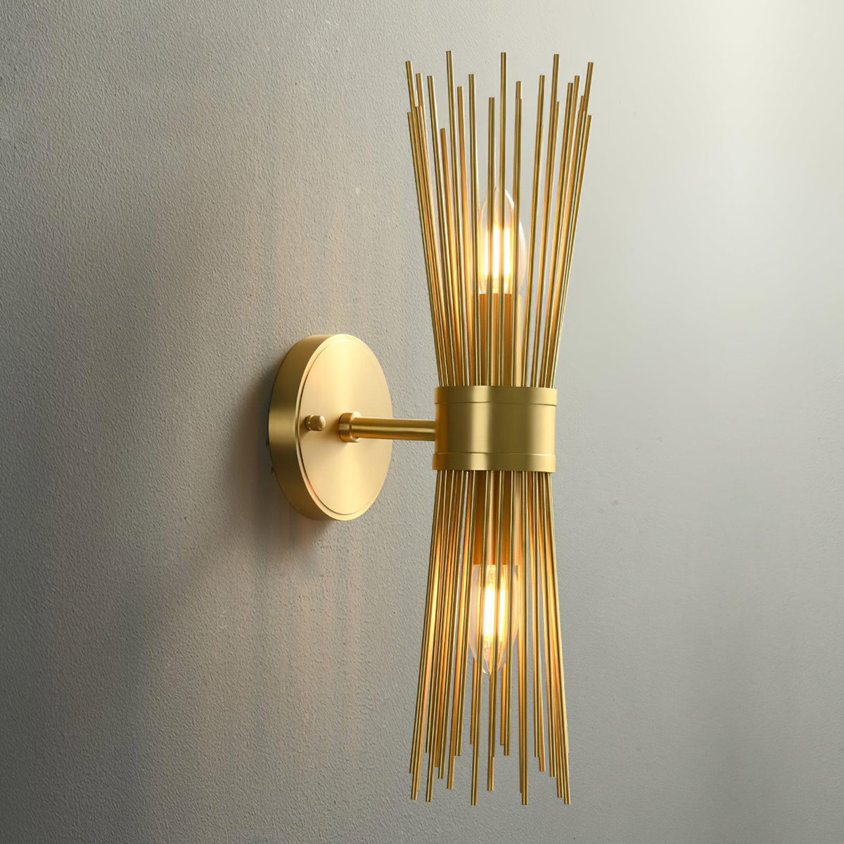 Thresher zeitgenössische luxuriöse Wandleuchte in Kerzenform aus Messing