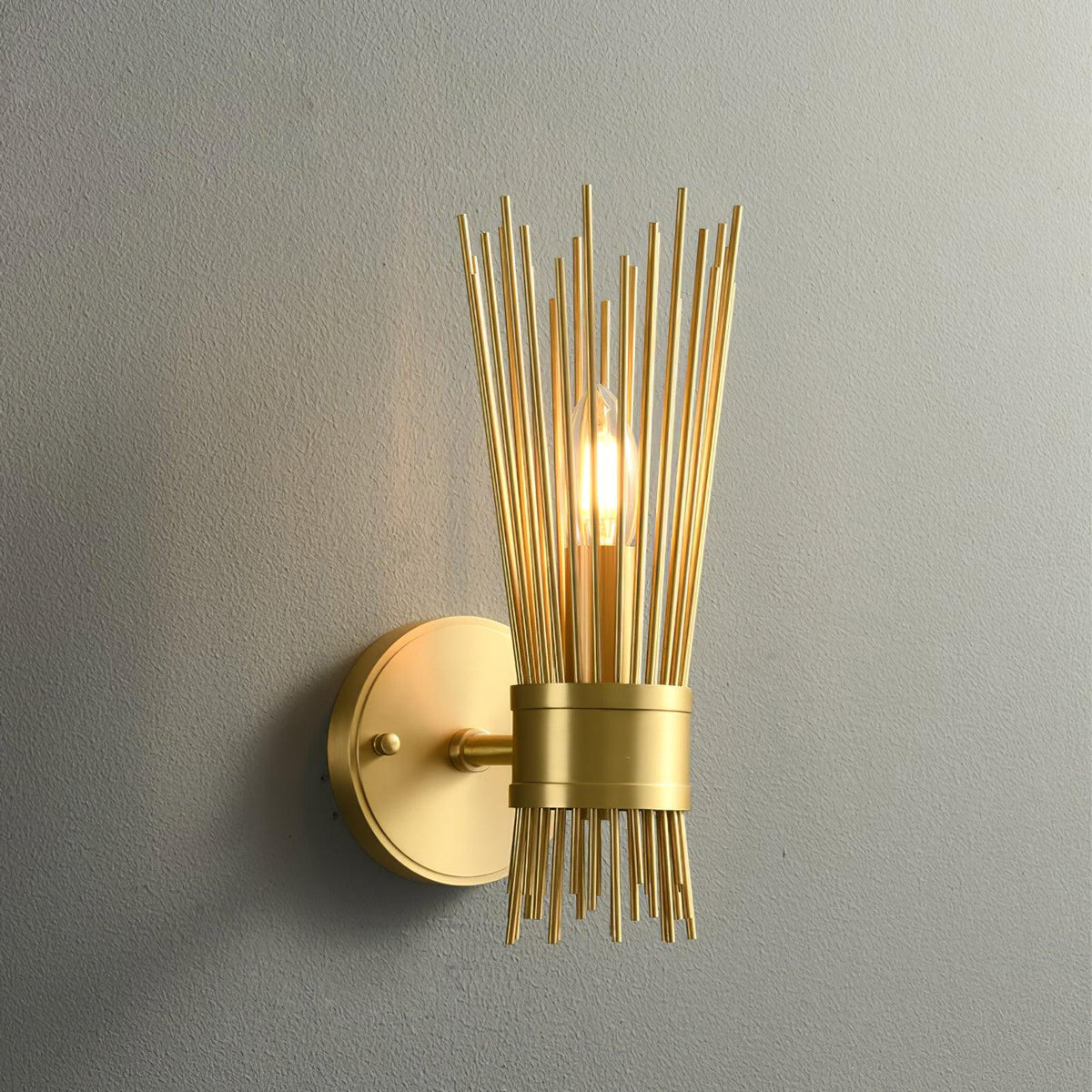 Thresher zeitgenössische luxuriöse Wandleuchte in Kerzenform aus Messing