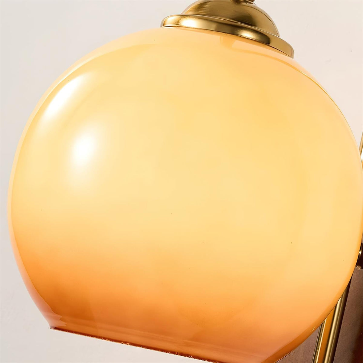 Wandleuchte Metall und Glas mit glatter Kugel aus Holzrückplatte
