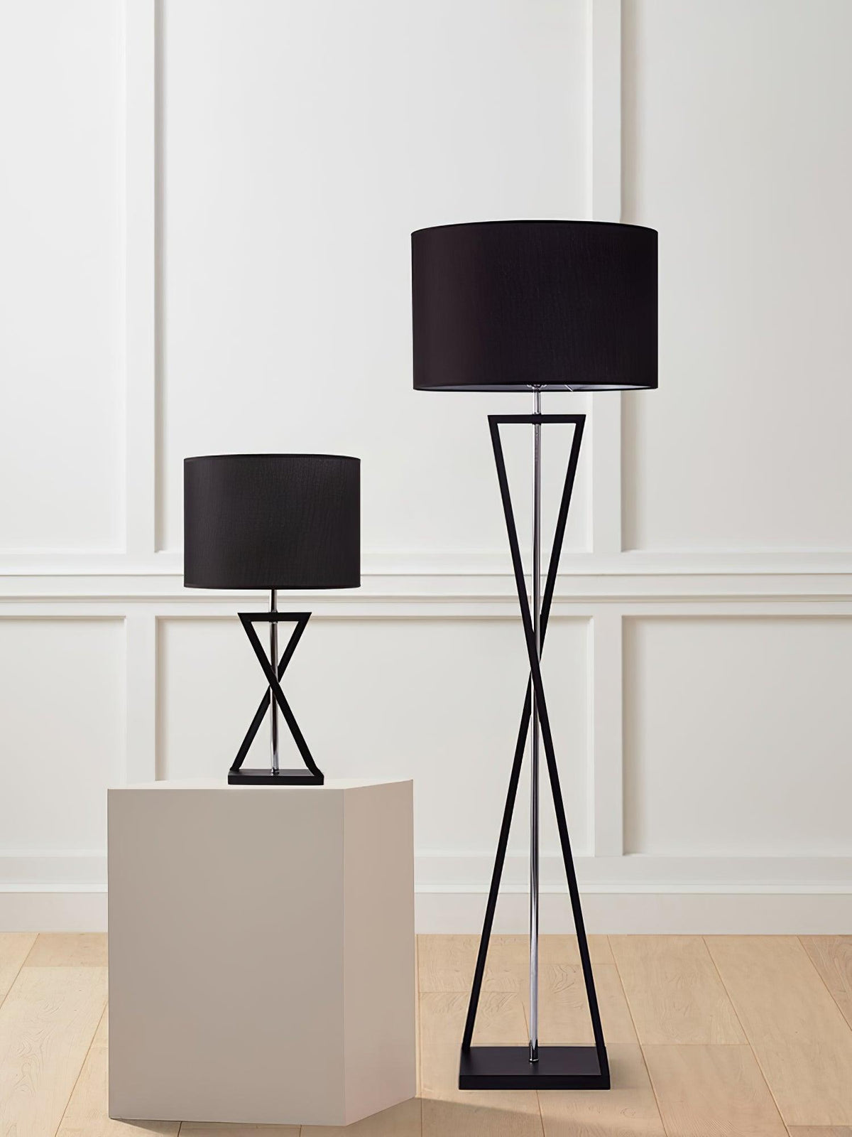 Xeno Schwarz Stoff Stehleuchte modern