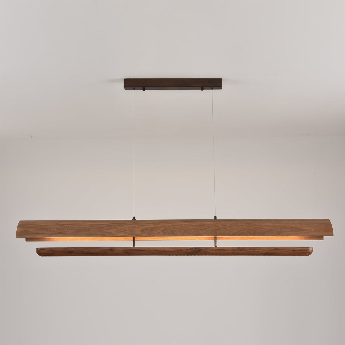 Rinireon Kronleuchter aus Holz in linearer Ausführung
