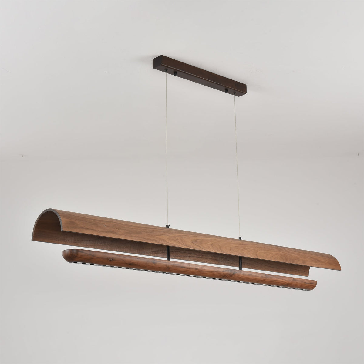Rinireon Kronleuchter aus Holz in linearer Ausführung