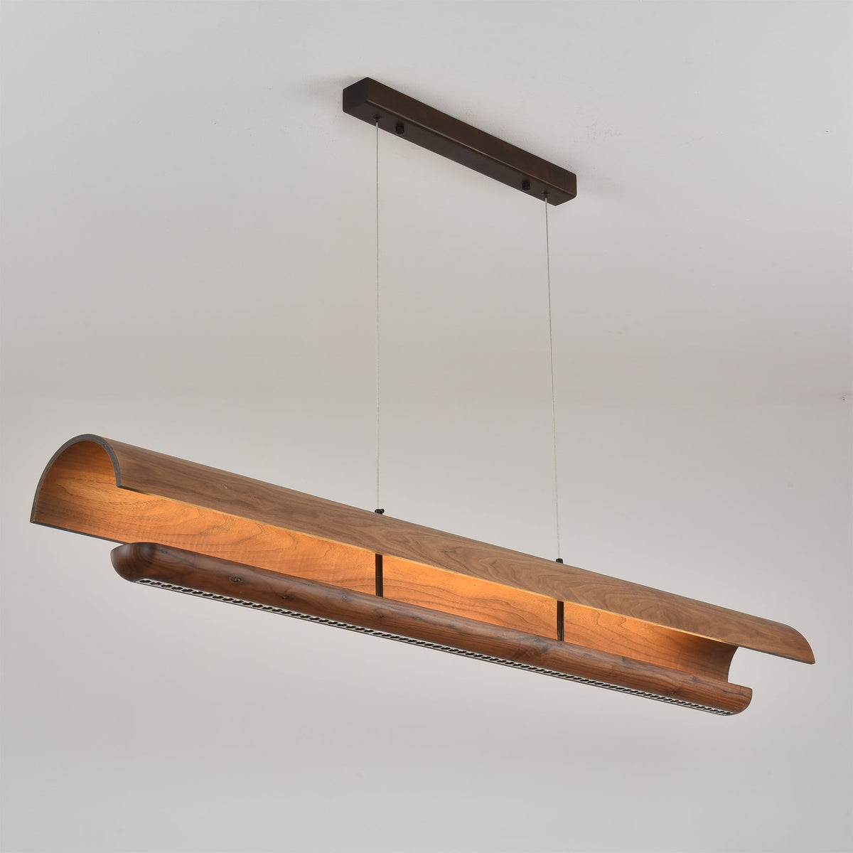 Rinireon Kronleuchter aus Holz in linearer Ausführung