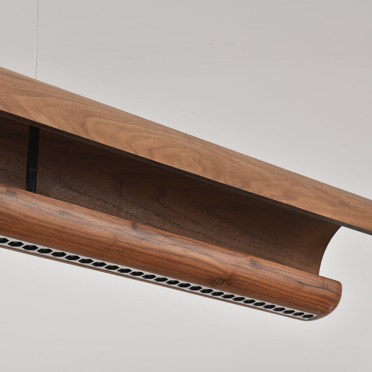 Rinireon Kronleuchter aus Holz in linearer Ausführung