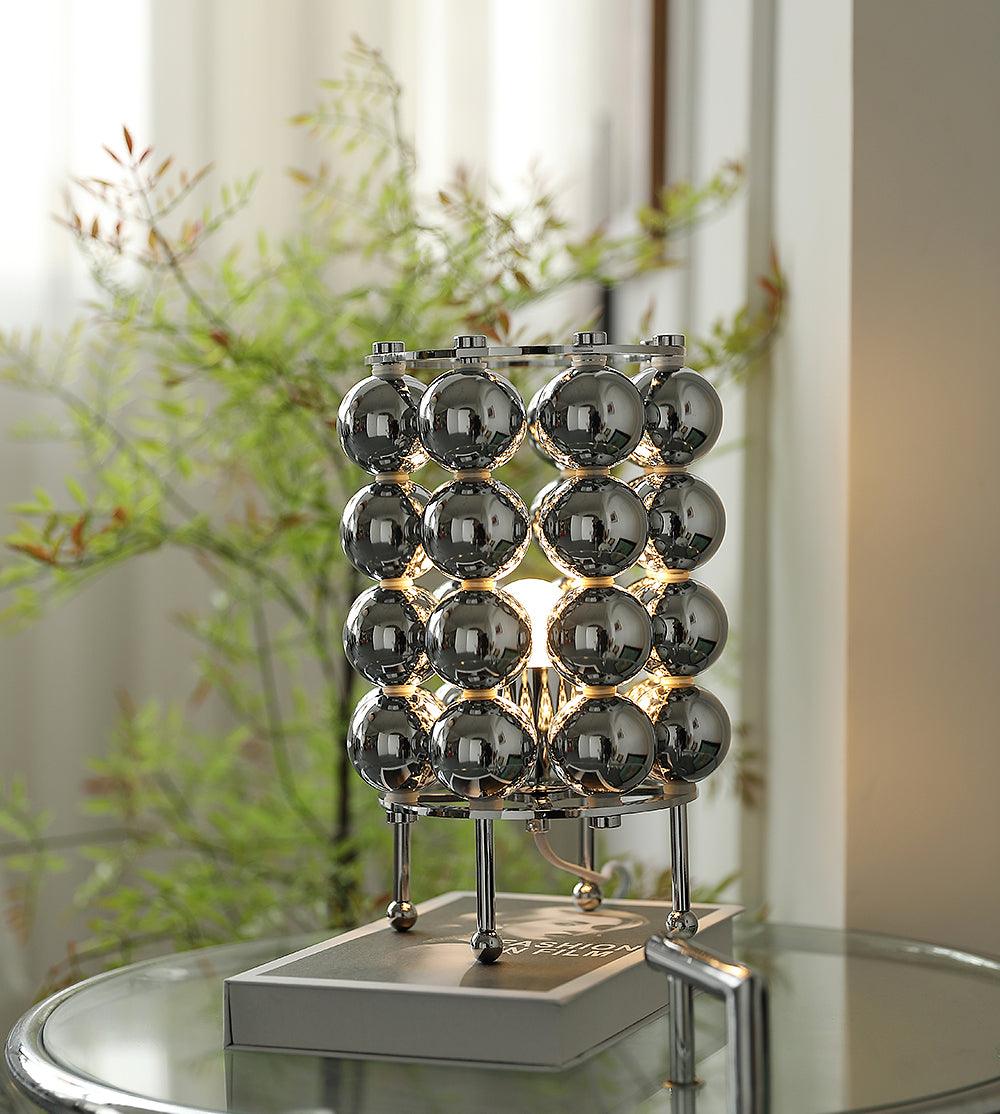 Lirra Tischleuchte aus Stahl in futuristischem Design