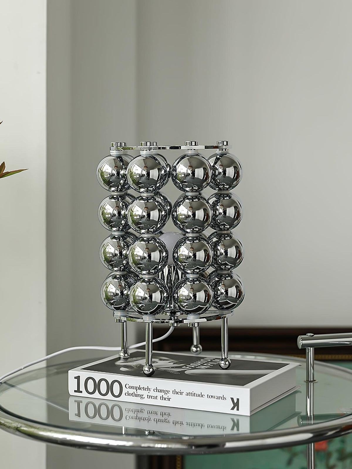 Lirra Tischleuchte aus Stahl in futuristischem Design