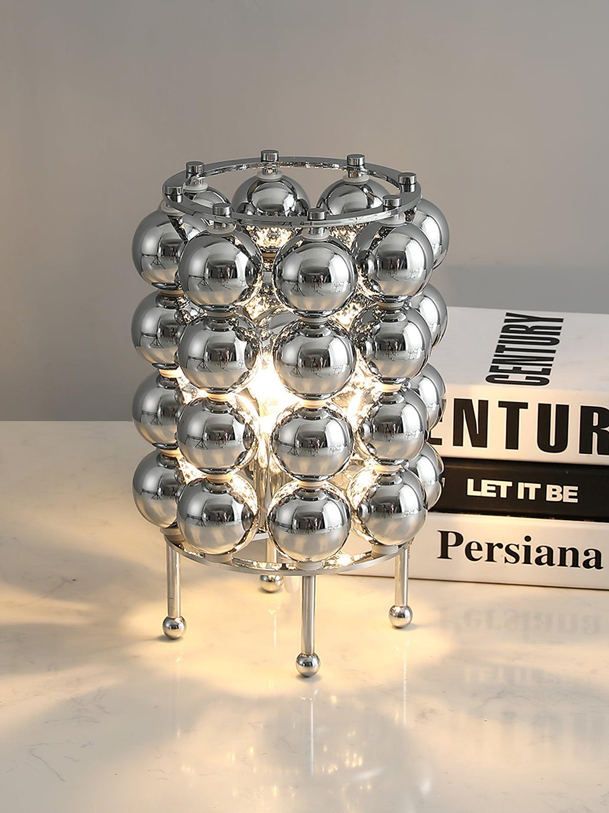 Lirra Tischleuchte aus Stahl in futuristischem Design