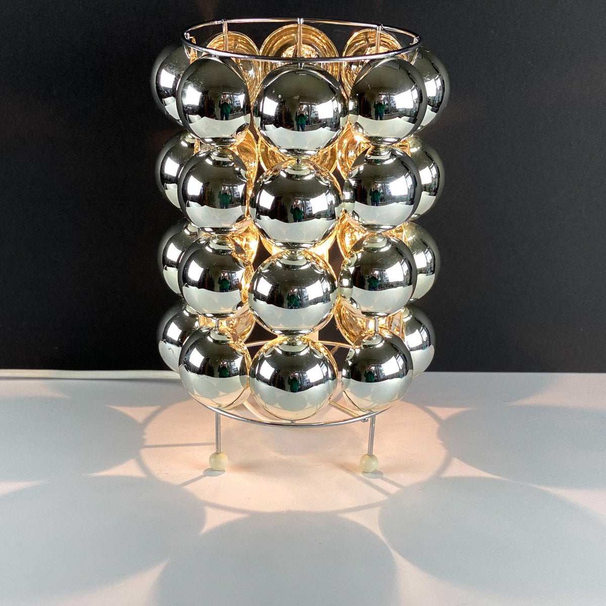 Lirra Tischleuchte aus Stahl in futuristischem Design