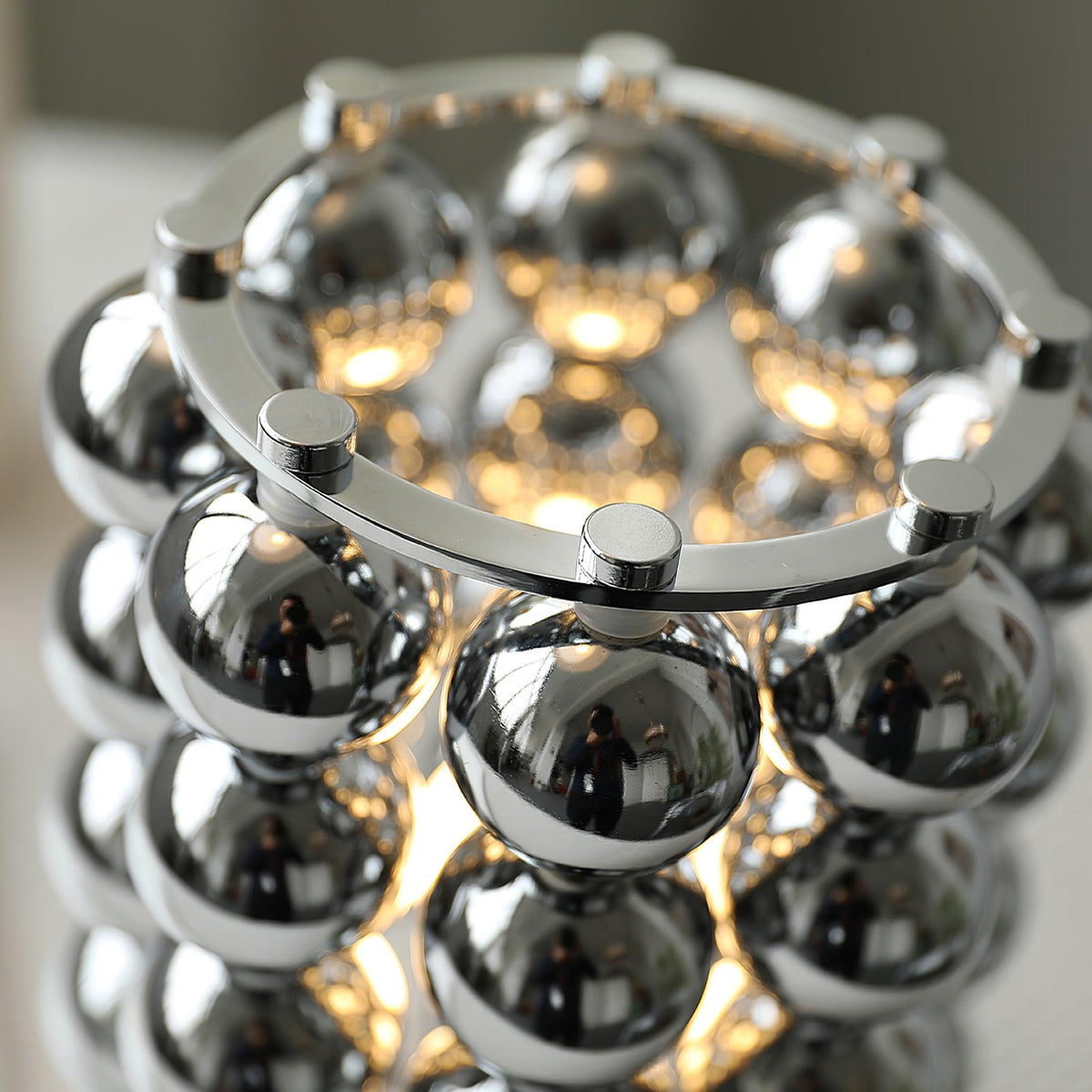 Lirra Tischleuchte aus Stahl in futuristischem Design