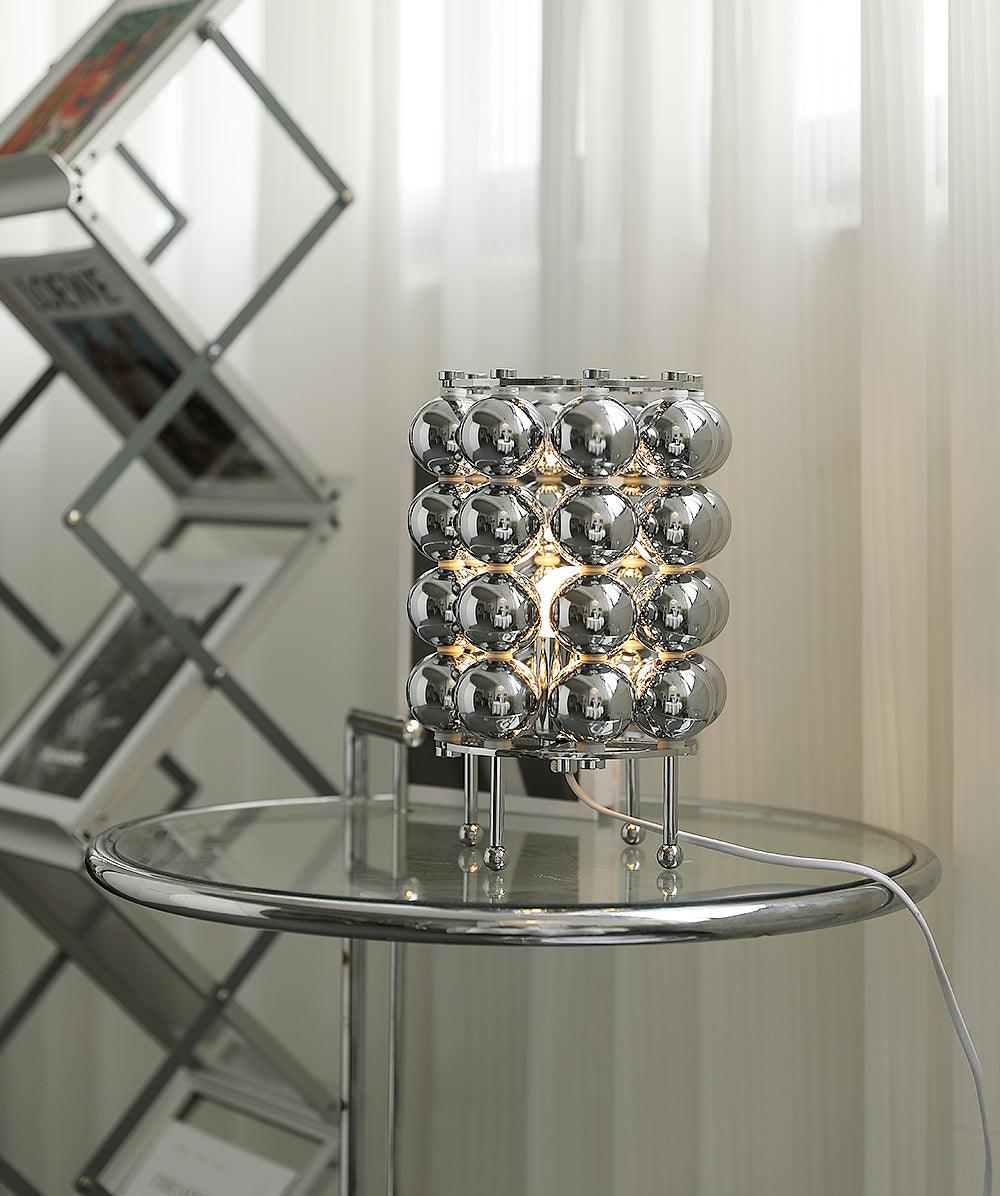 Lirra Tischleuchte aus Stahl in futuristischem Design