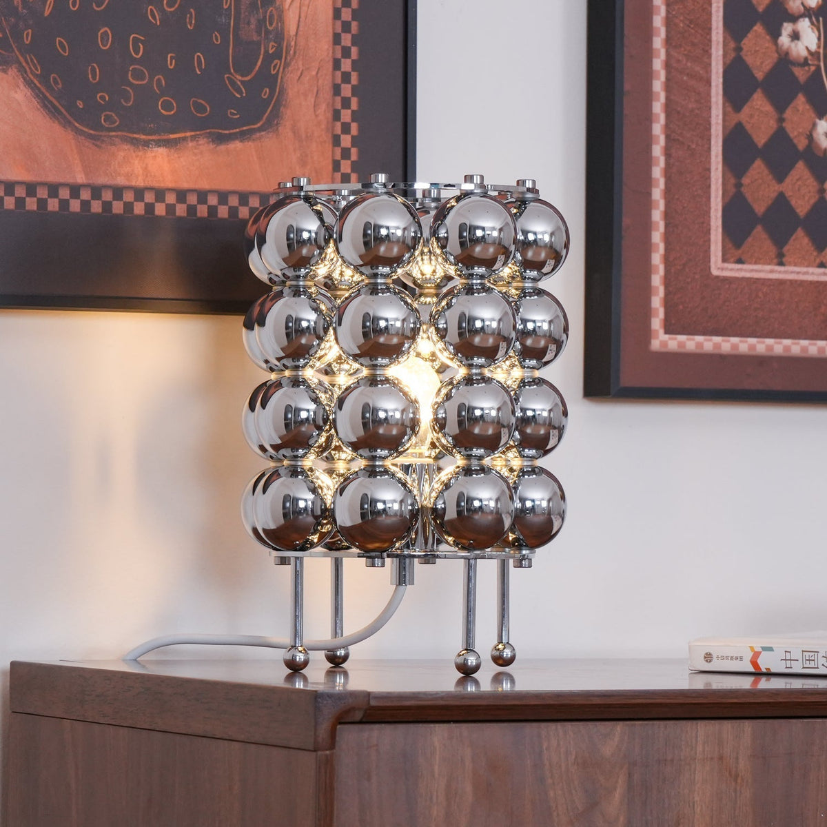 Lirra Tischleuchte aus Stahl in futuristischem Design