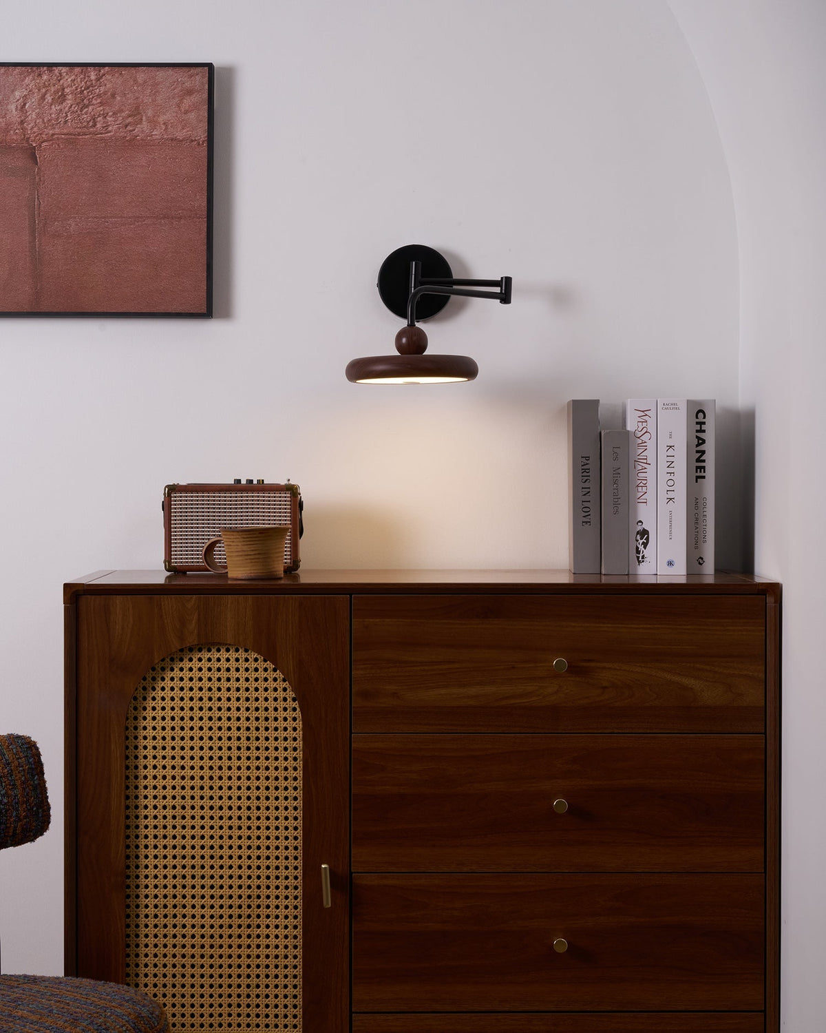 Kenshika Wandleuchte aus Holz in Schwarz