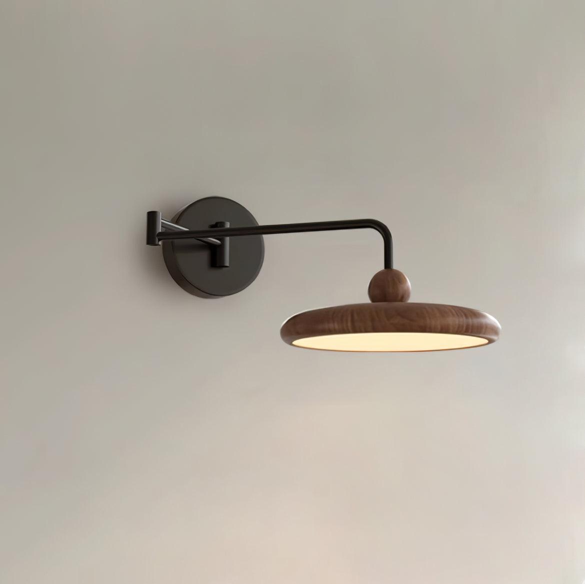Kenshika Wandleuchte aus Holz in Schwarz