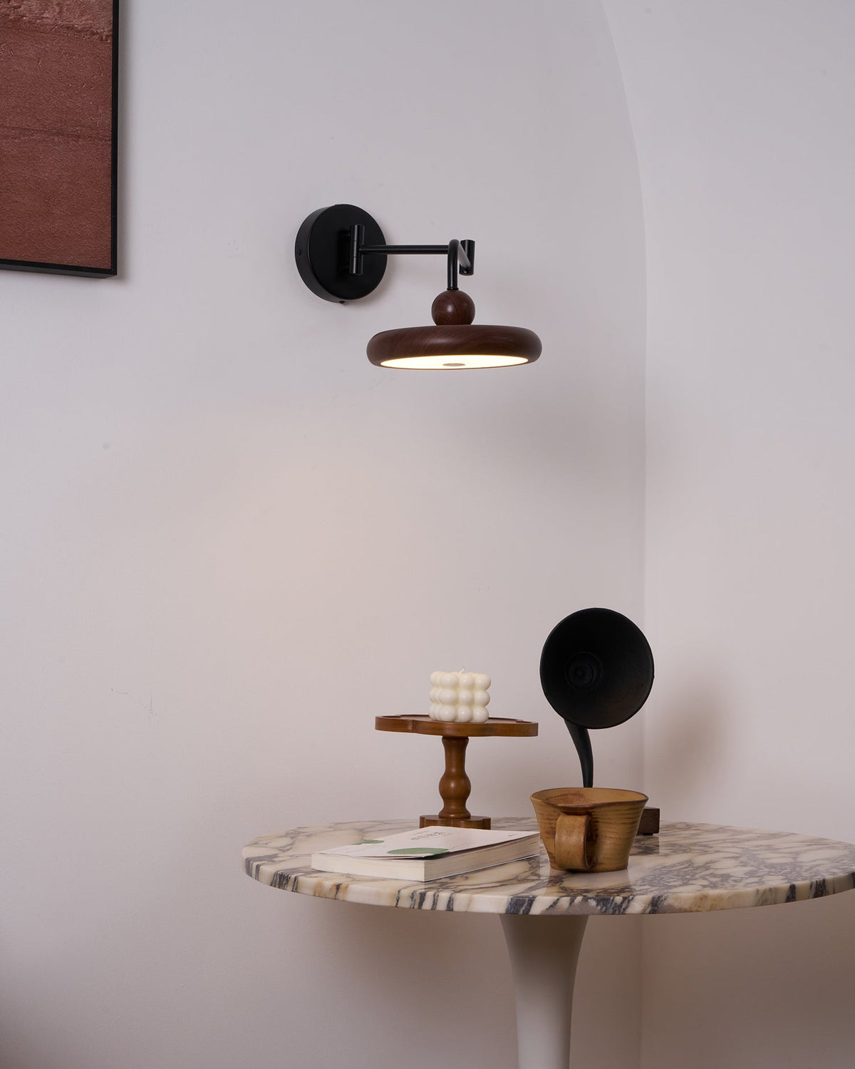 Kenshika Wandleuchte aus Holz in Schwarz