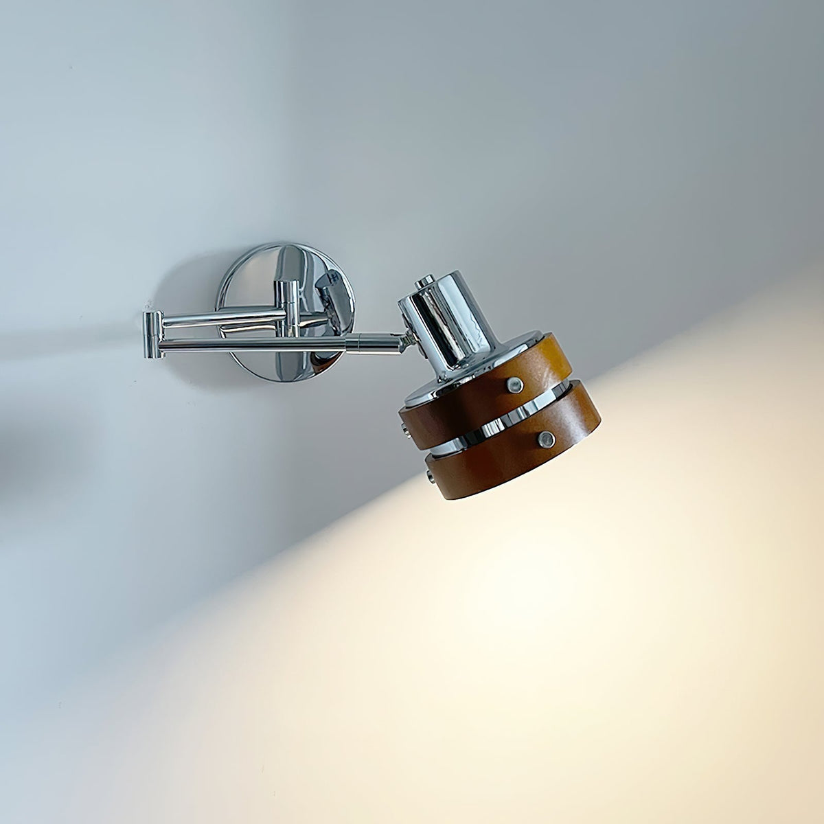 Karry Wandleuchte aus Holz mit verstellbarem Arm im Mid-Century-Stil