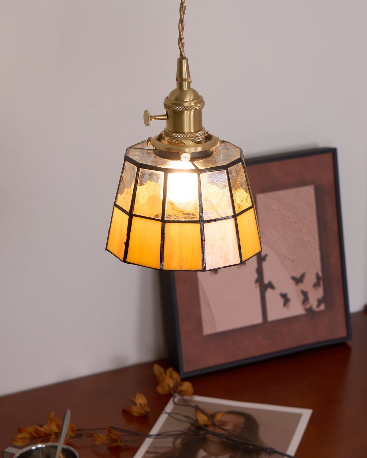 Pendelleuchte aus Messing mit gefärbtem Glaslampenschirm im Vintage-Muster Retro