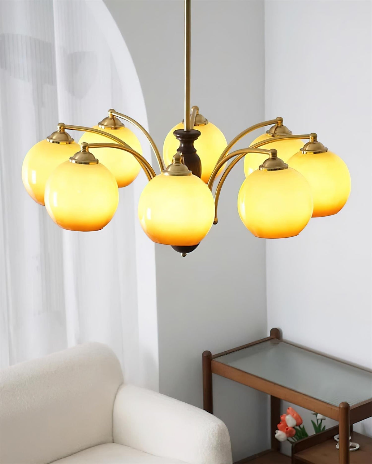 Kronleuchter Glasschirme Metallrahmen Holzakzente Mid-Century Calm