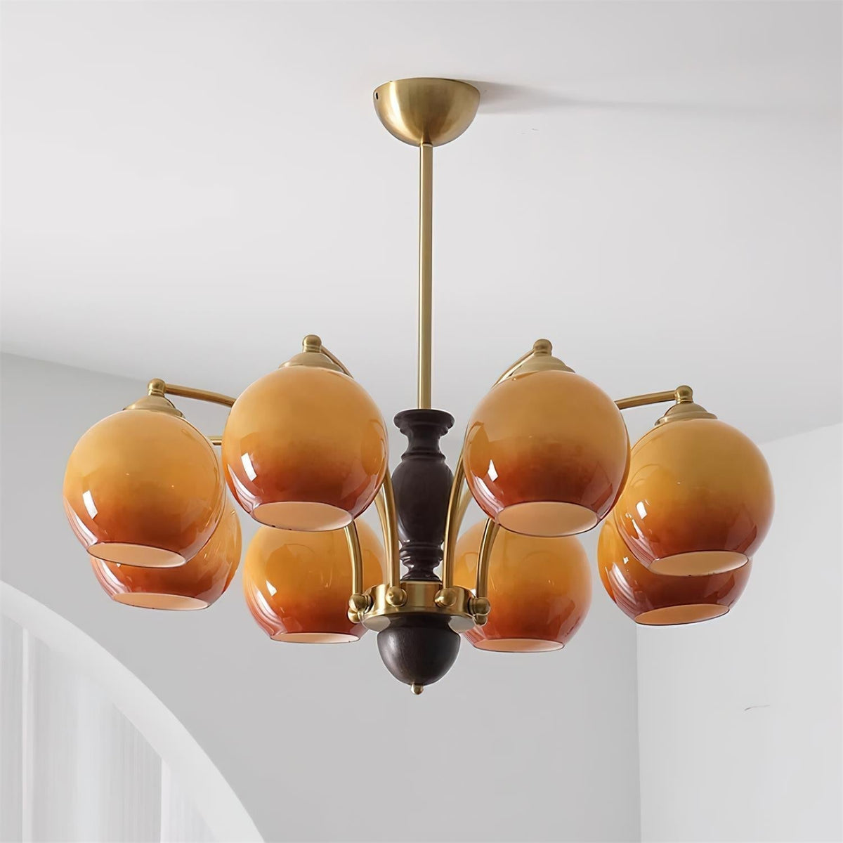 Kronleuchter Glasschirme Metallrahmen Holzakzente Mid-Century Calm
