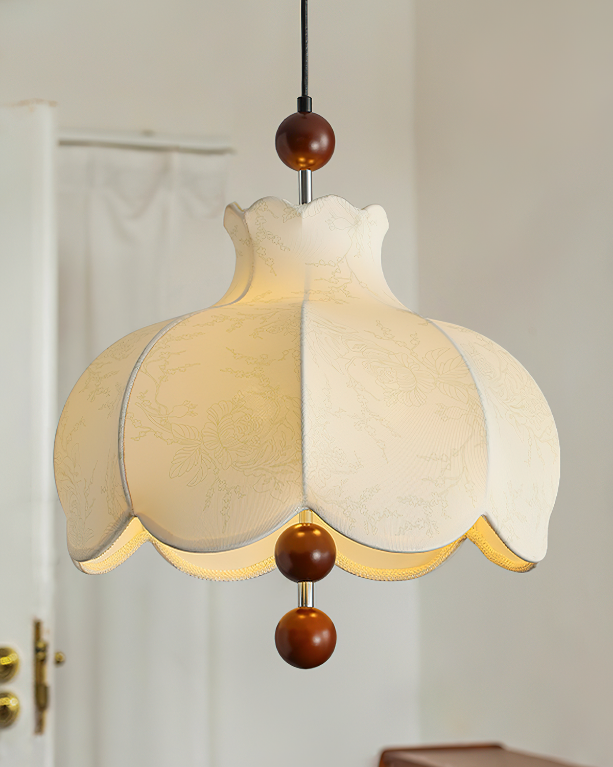 Vintage Pendelleuchte aus Stoff mit Holzakzenten fürs Wohnzimmer