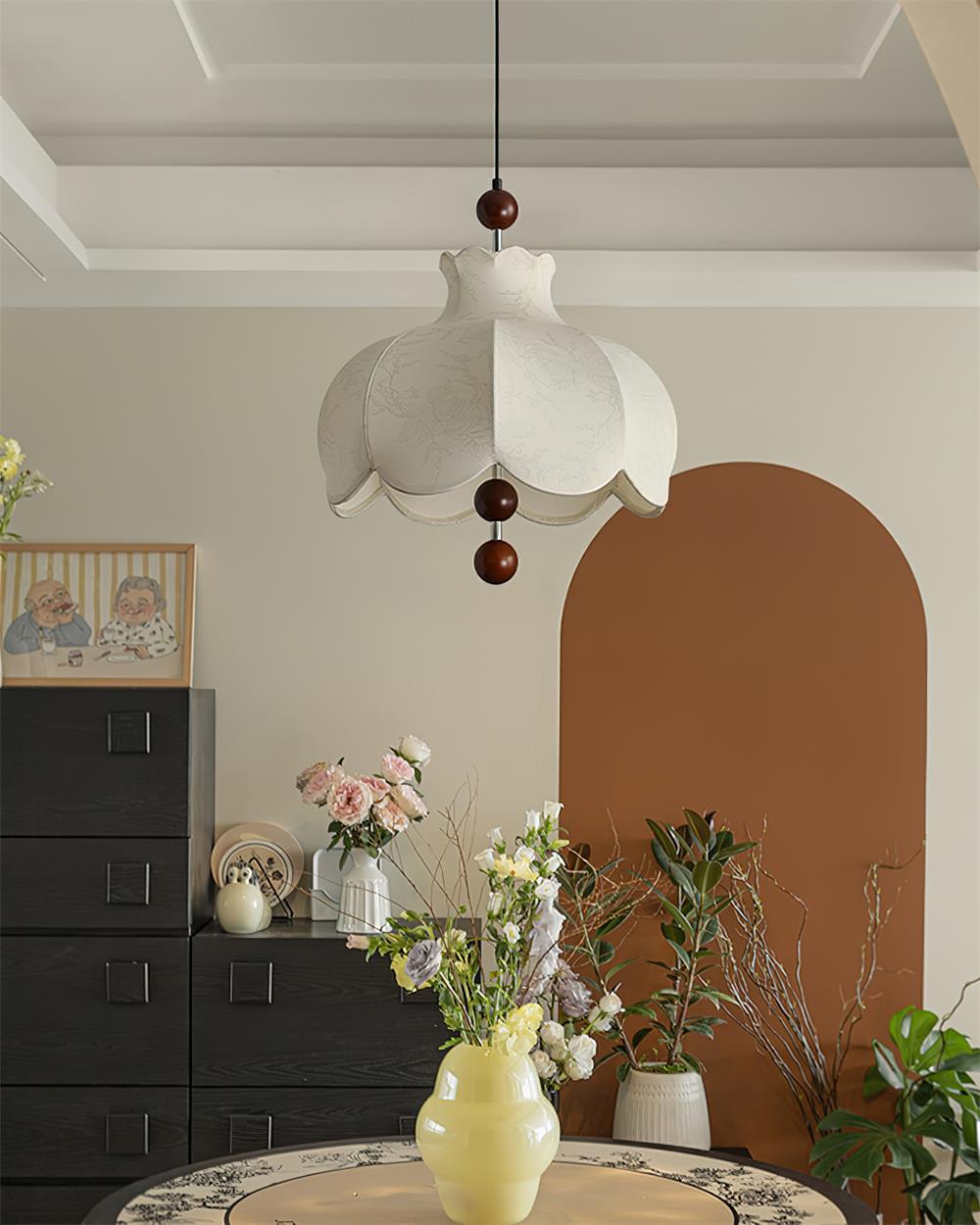 Vintage Pendelleuchte aus Stoff mit Holzakzenten fürs Wohnzimmer