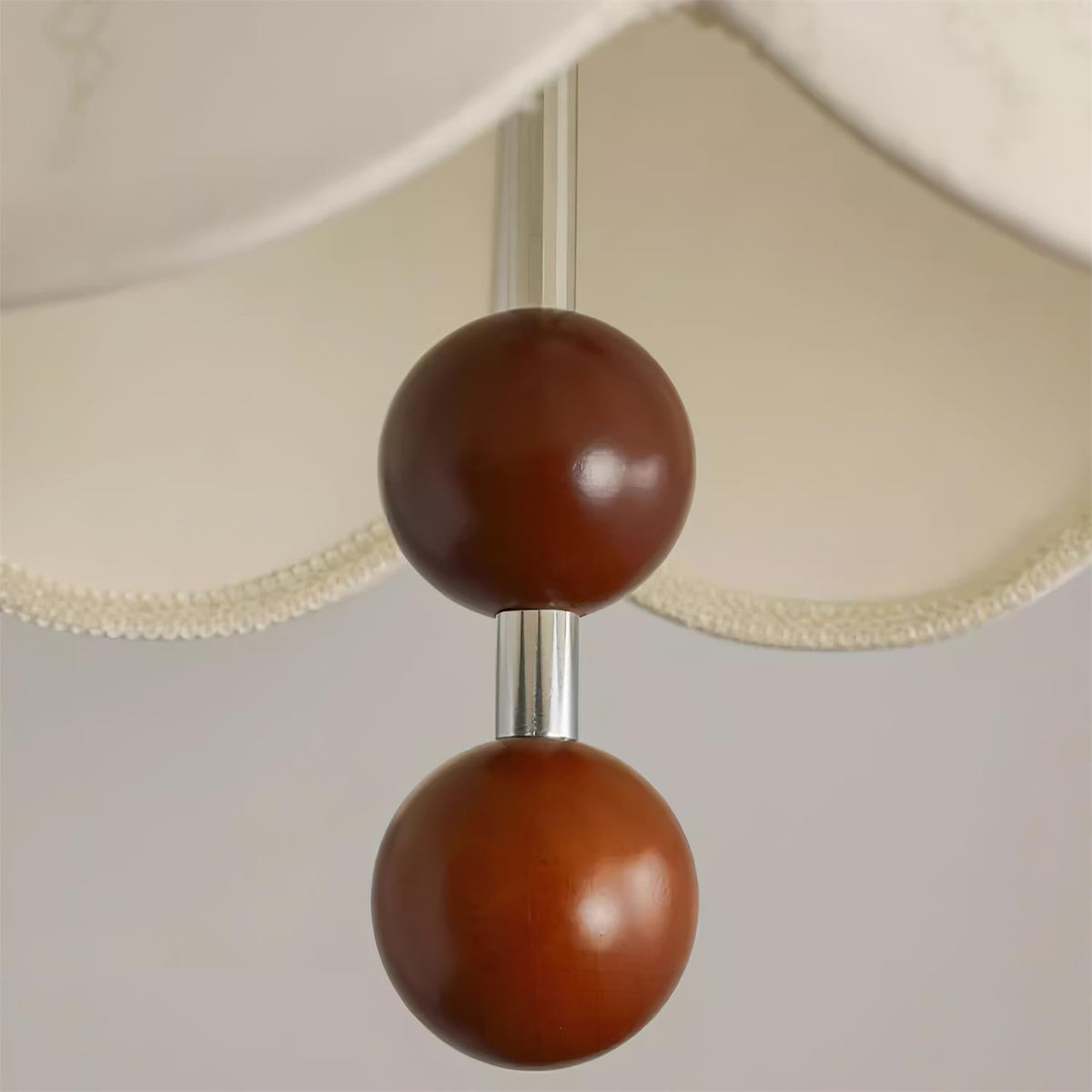 Vintage Pendelleuchte aus Stoff mit Holzakzenten fürs Wohnzimmer