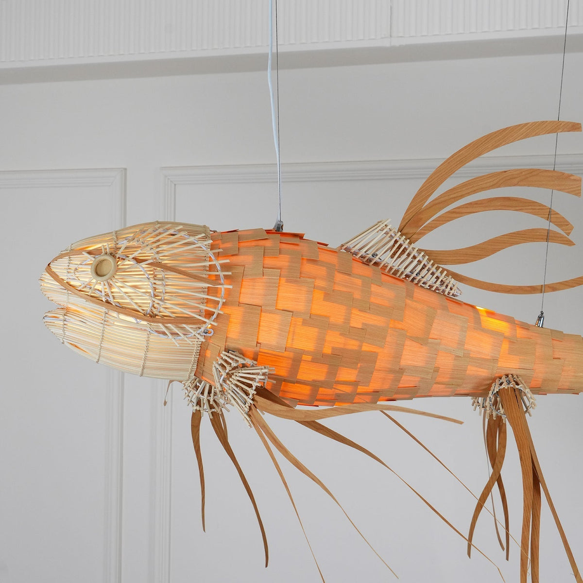 KOI Kronleuchter aus Holz in Form eines Fischs, handgefertigt