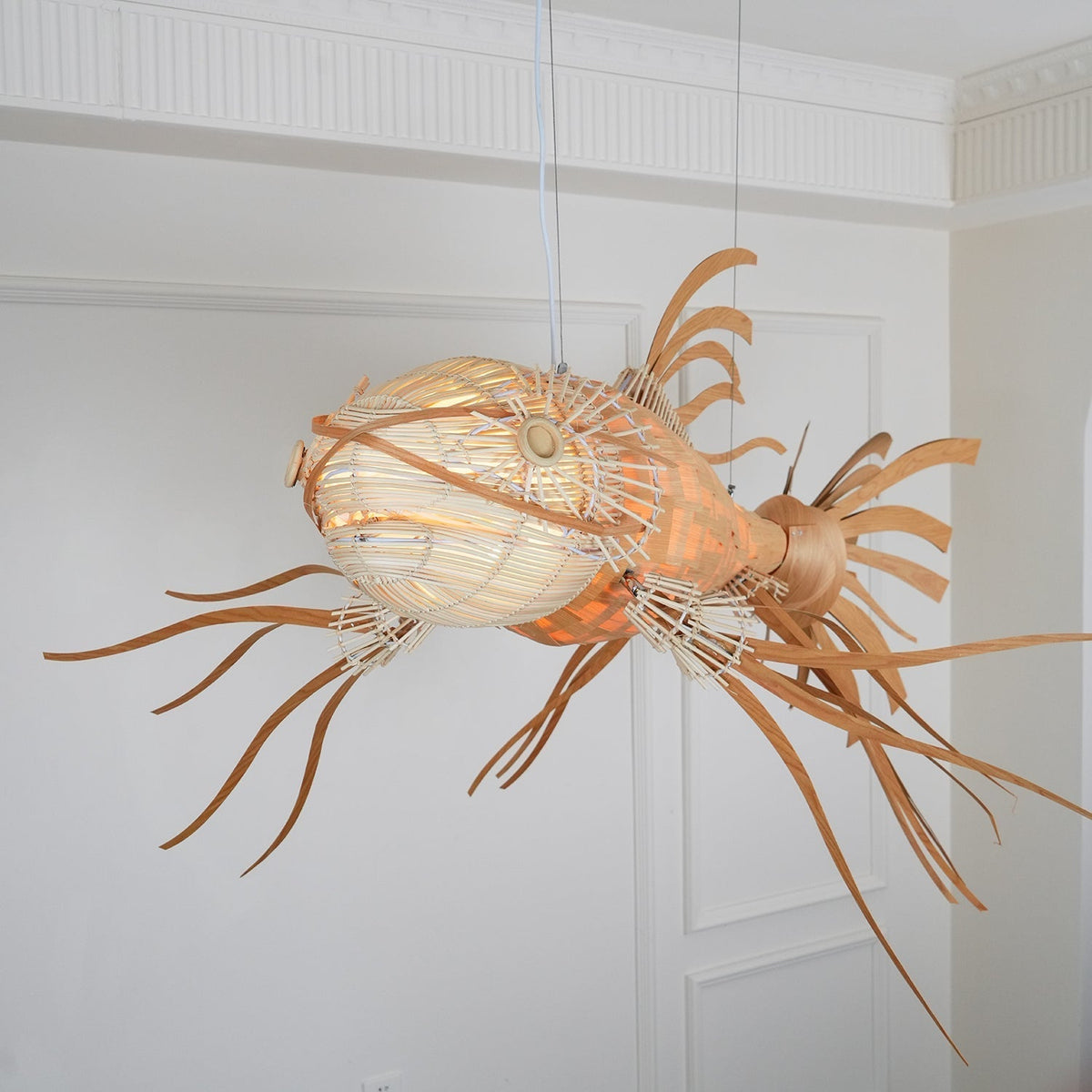 KOI Kronleuchter aus Holz in Form eines Fischs, handgefertigt