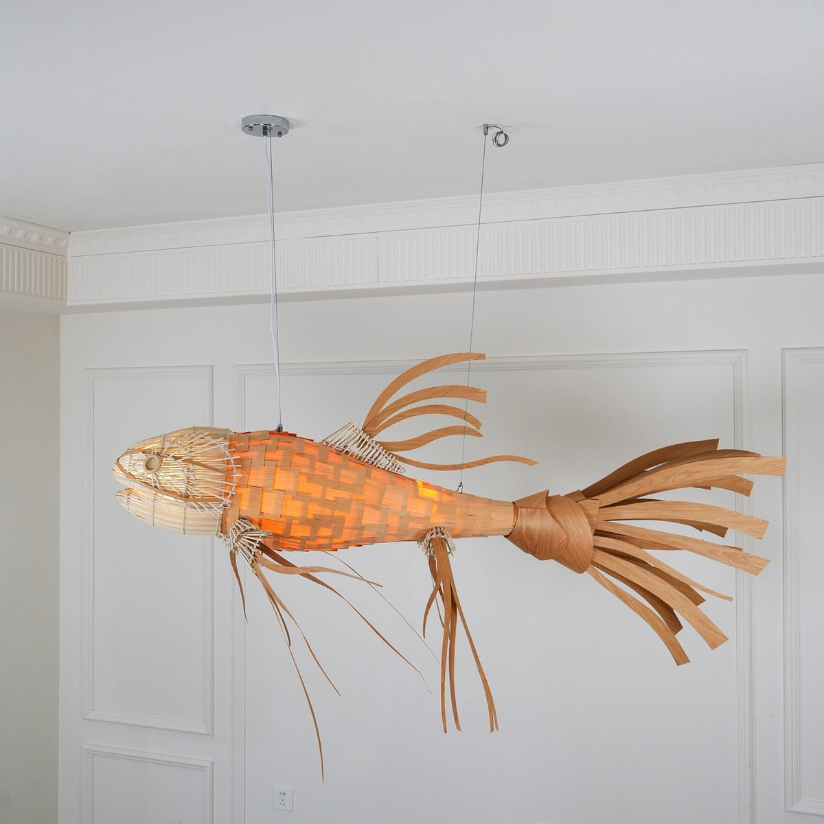 KOI Kronleuchter aus Holz in Form eines Fischs, handgefertigt