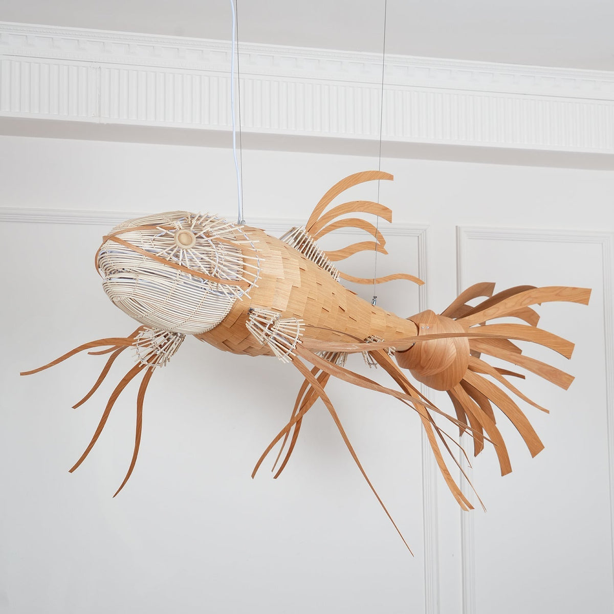 KOI Kronleuchter aus Holz in Form eines Fischs, handgefertigt