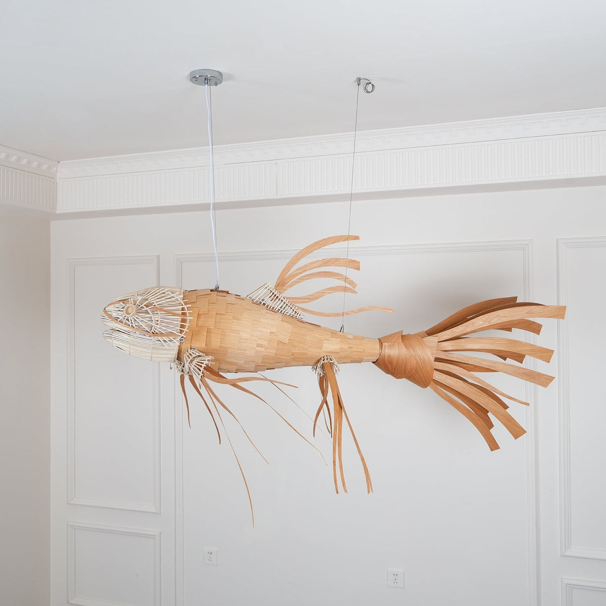 KOI Kronleuchter aus Holz in Form eines Fischs, handgefertigt