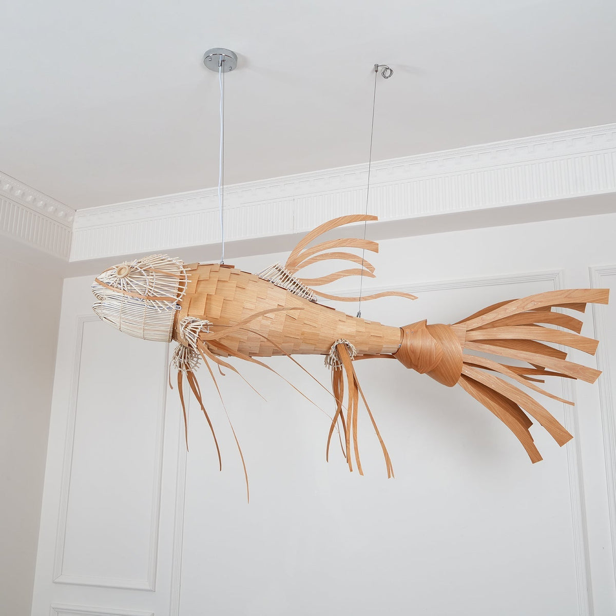 KOI Kronleuchter aus Holz in Form eines Fischs, handgefertigt
