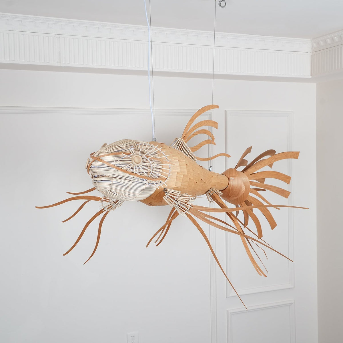 KOI Kronleuchter aus Holz in Form eines Fischs, handgefertigt