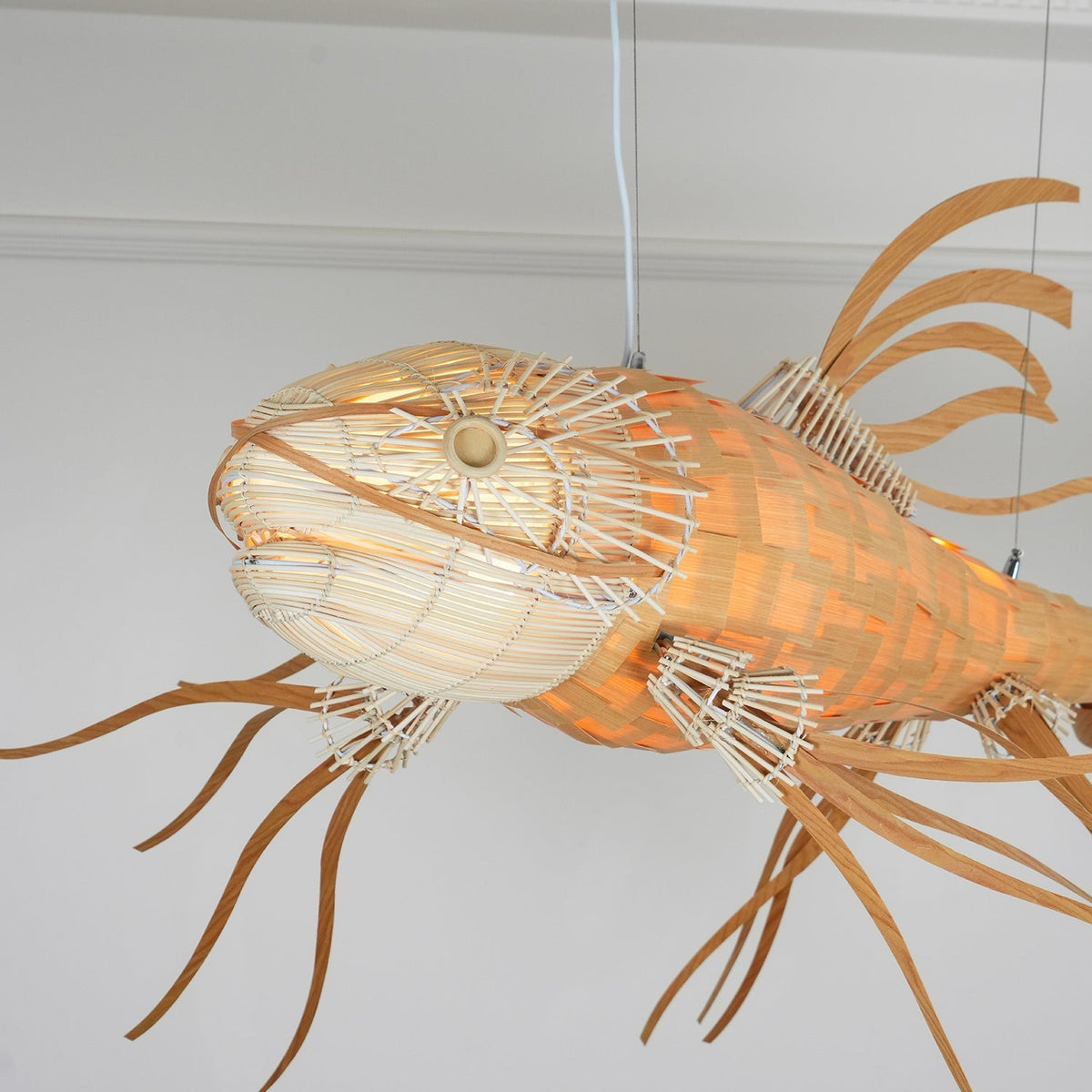 KOI Kronleuchter aus Holz in Form eines Fischs, handgefertigt