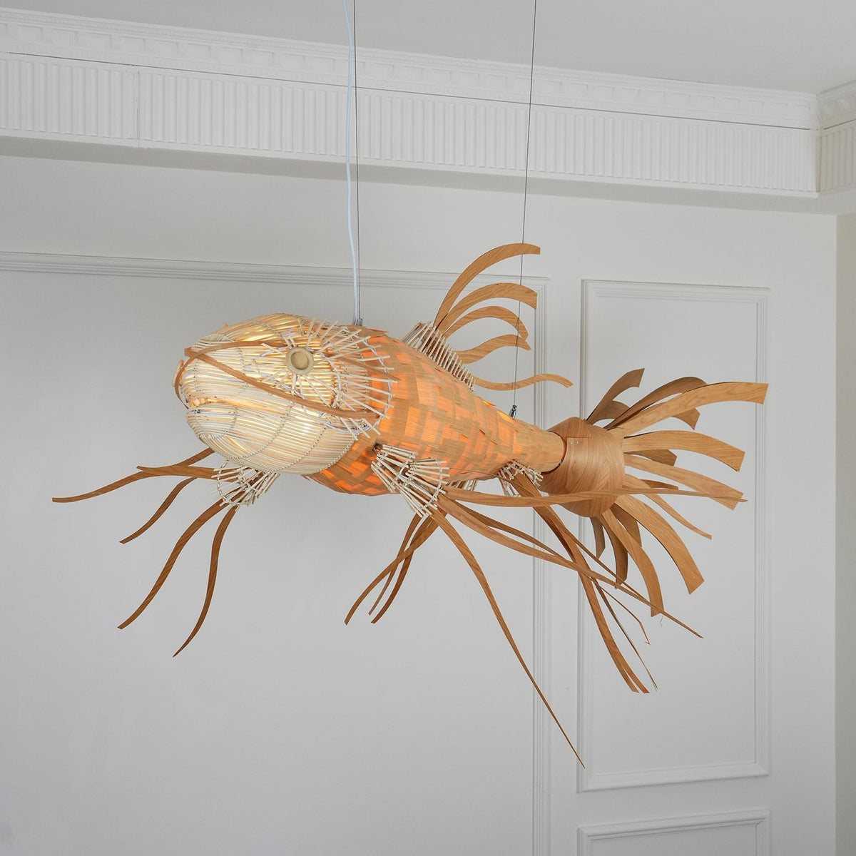 KOI Kronleuchter aus Holz in Form eines Fischs, handgefertigt