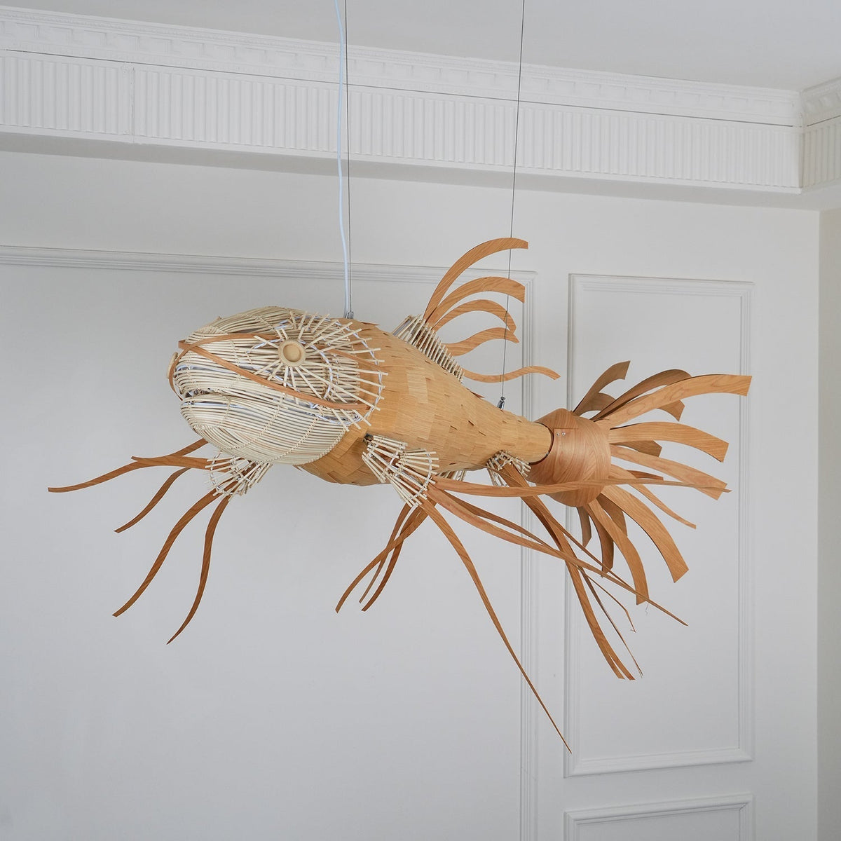 KOI Kronleuchter aus Holz in Form eines Fischs, handgefertigt
